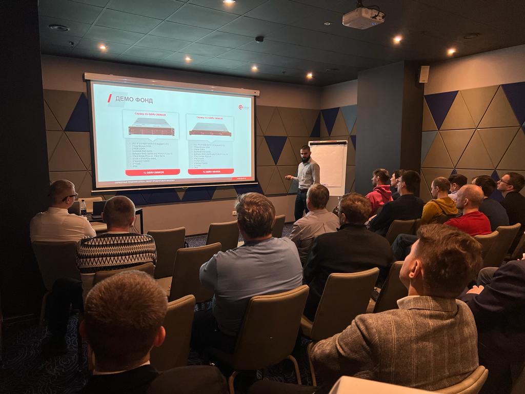 Михаил рассказывал аудитории об особенностях новых линеек серверов и систем хранения данных от компании QTECH Михаил рассказывал аудитории об особенностях новых линеек серверов и систем хранения данных от компании QTECH